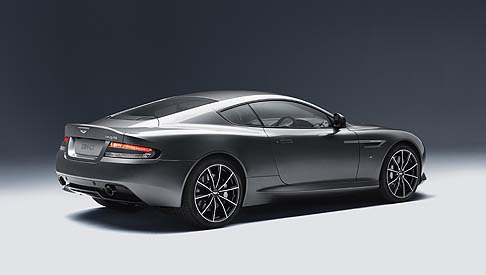 Aston Martin - La vettura è riconoscibile per la presenza dei loghi GT, splitter e diffusore verniciati in nero, i fari e i gruppi ottici posteriori rivisti.
